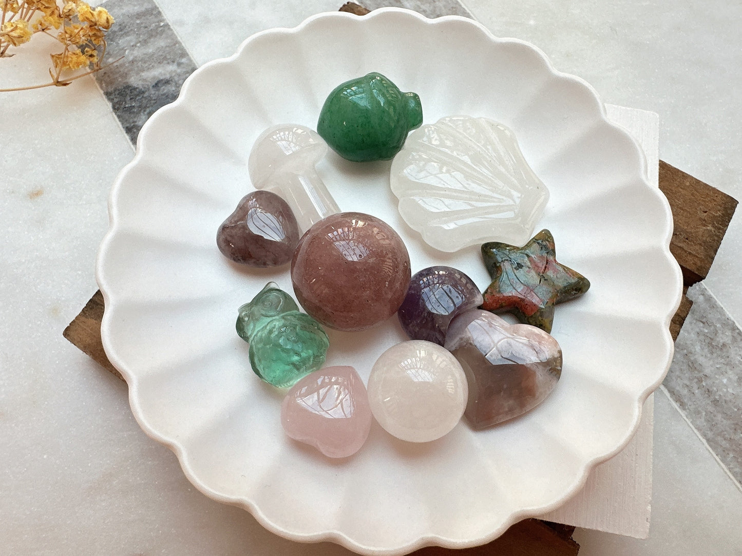 Mini Crystal Carvings Confetti Scoop