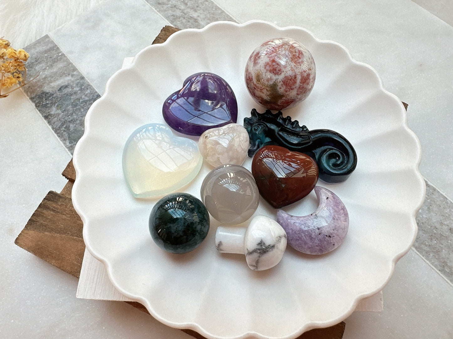 Mini Crystal Carvings Confetti Scoop